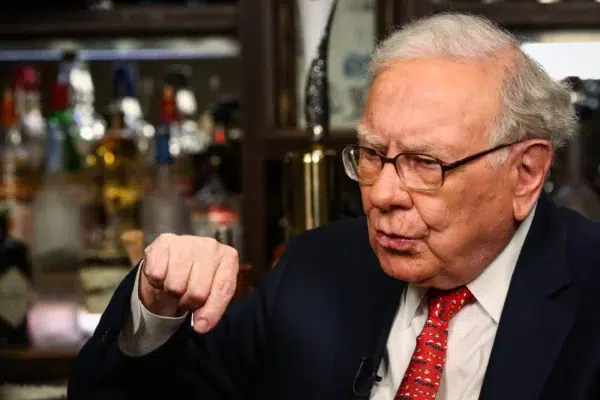 Warren Buffett s'exprimant lors d'un entretien